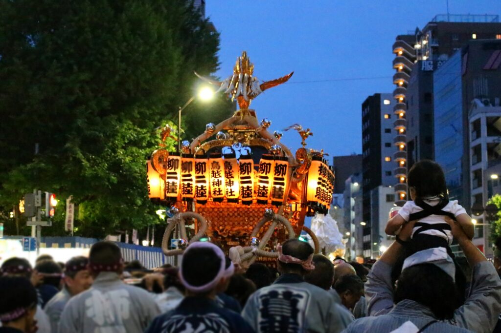 神奈川県川崎市高津区の混雑する祭り会場