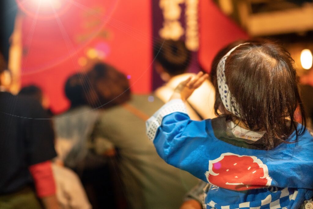 広島県広島市東区の祭りに参加する人