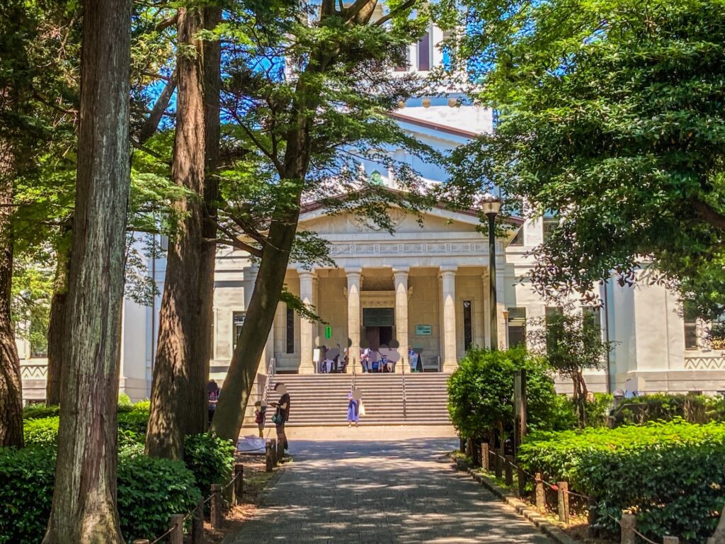 神奈川県横浜市の大倉山記念館と梅林の風景