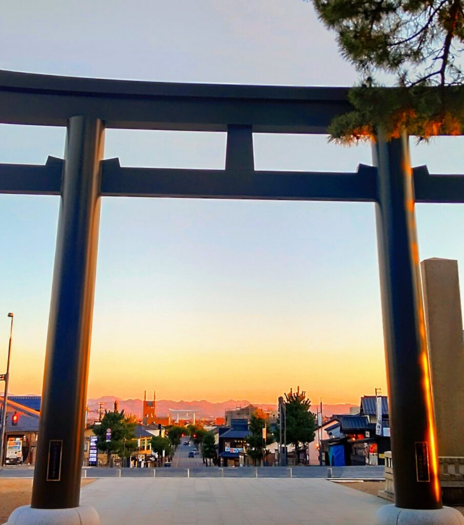 島根県出雲市の夕焼けと鳥居