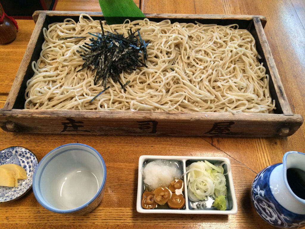秦野市ざるそばの盛り付け