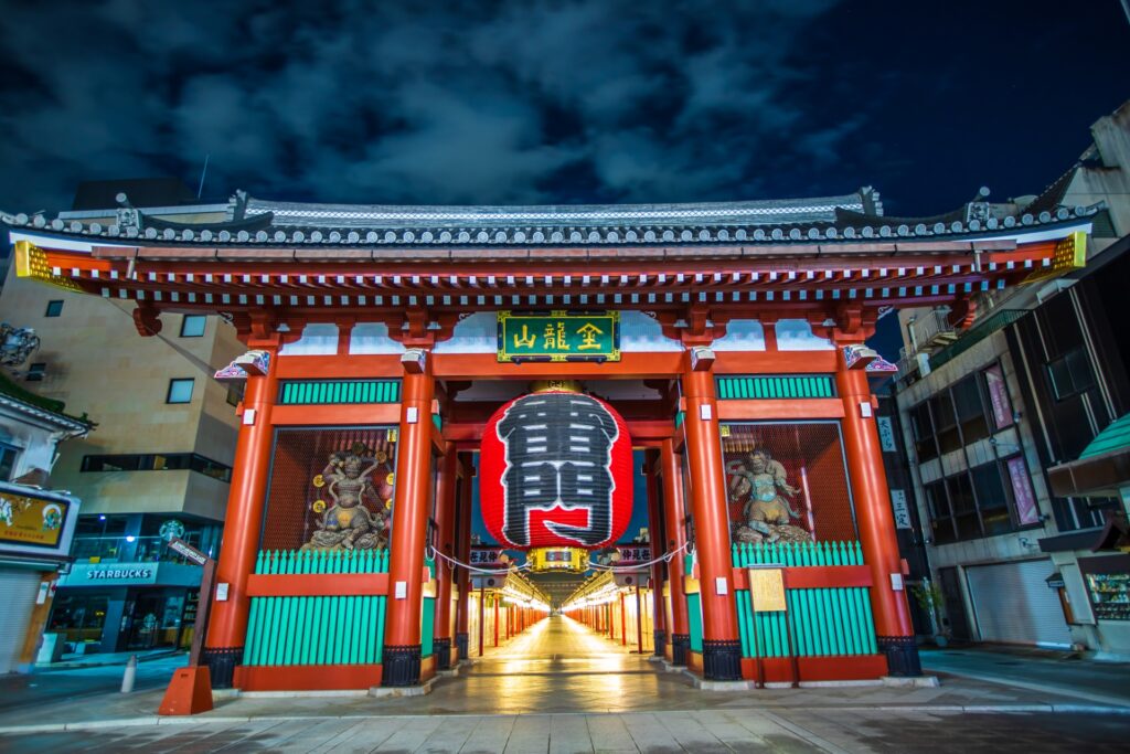 墨田区のライトアップされた浅草寺雷門