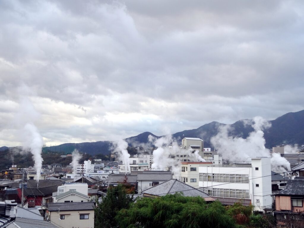 大分県別府市湯けむりの街並み
