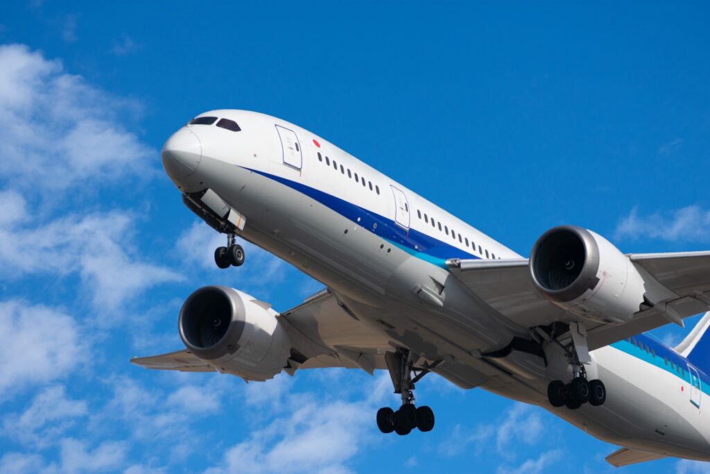 小松市の小松空港から離陸する飛行機