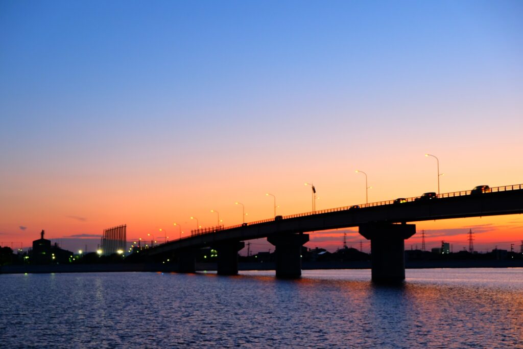 岡山市中区の旭川と夕暮れ