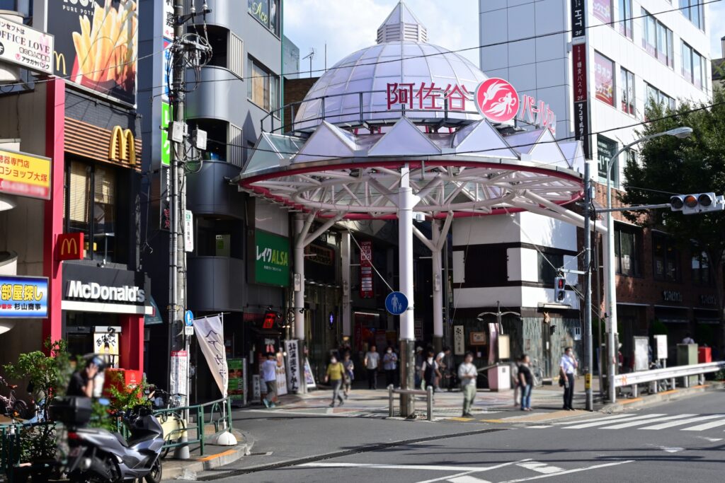 杉並区の阿佐ヶ谷パールセンターの入口 