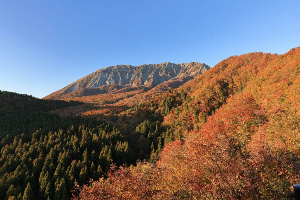 鳥取県米子市の紅葉に染まる大山