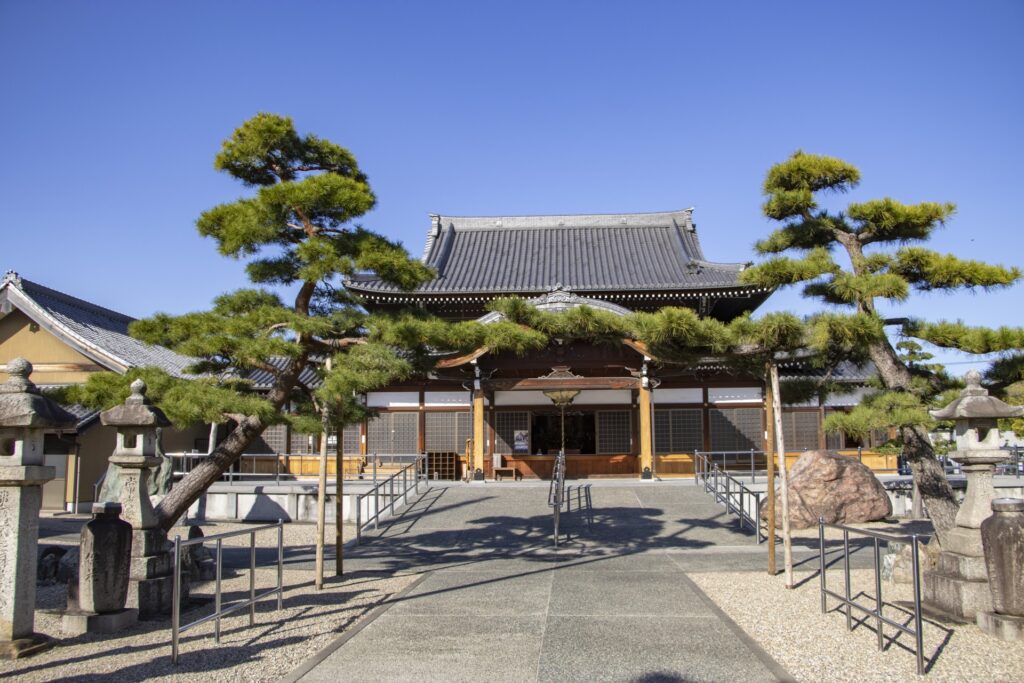 愛知県名古屋市中川区の荒子観音寺の仁王門