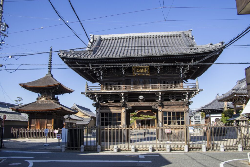 愛知県名古屋市の荒子観音寺の山門