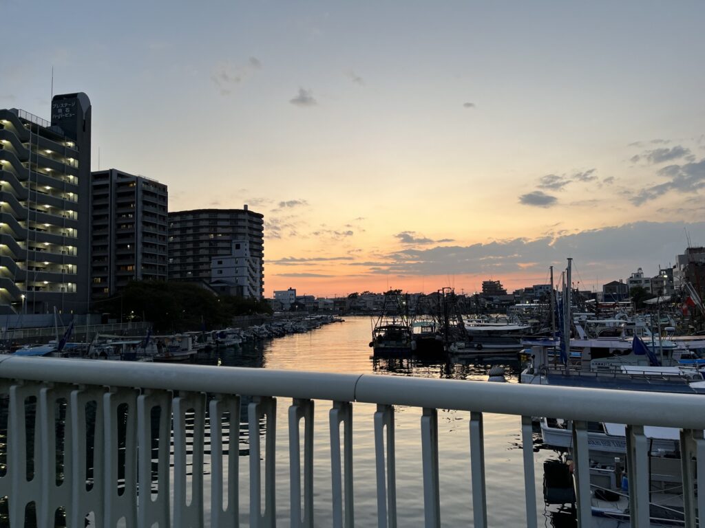 兵庫県明石市の夕暮れの明石漁港