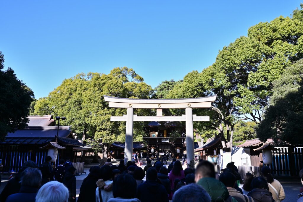 渋谷区の明治神宮の鳥居と参拝客
