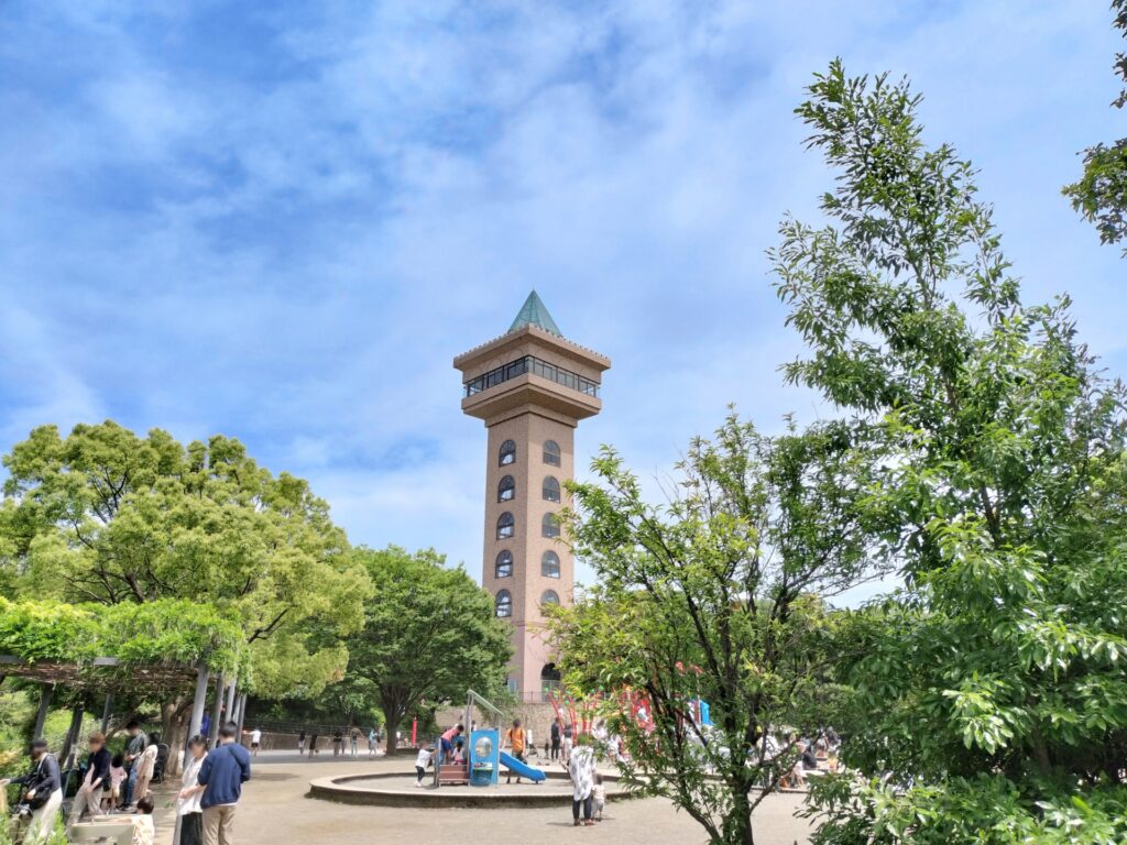 麻溝公園の展望塔と花壇