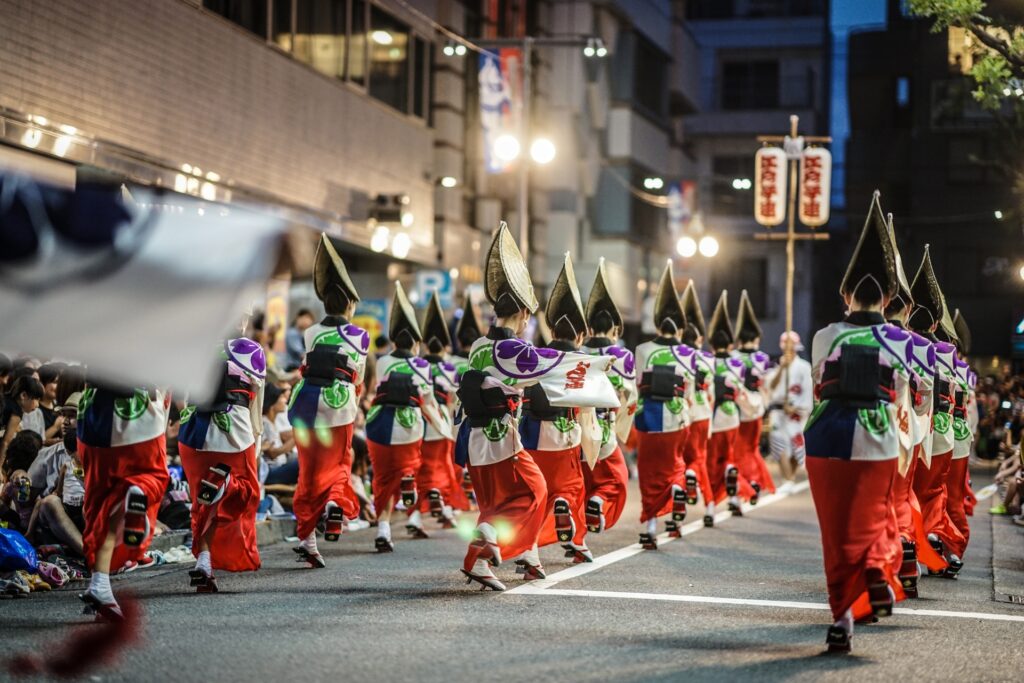 神奈川県大和市の阿波踊りをする女性たち