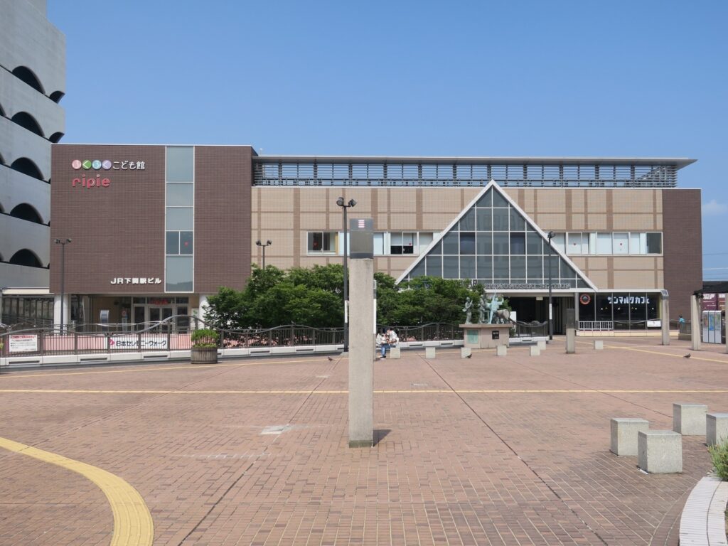 JR下関駅前の広場