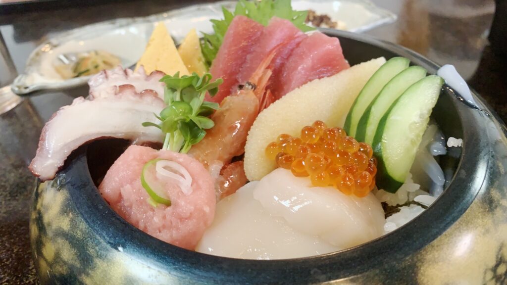 神奈川県横浜市の海鮮丼と刺身盛り合わせ