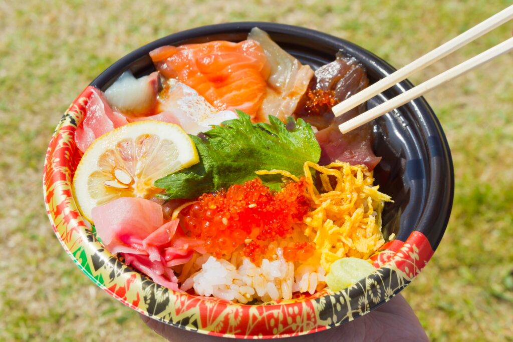 唐戸市場の新鮮な海鮮丼