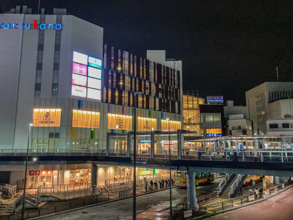 神奈川県横浜市の戸塚駅前の飲食店街