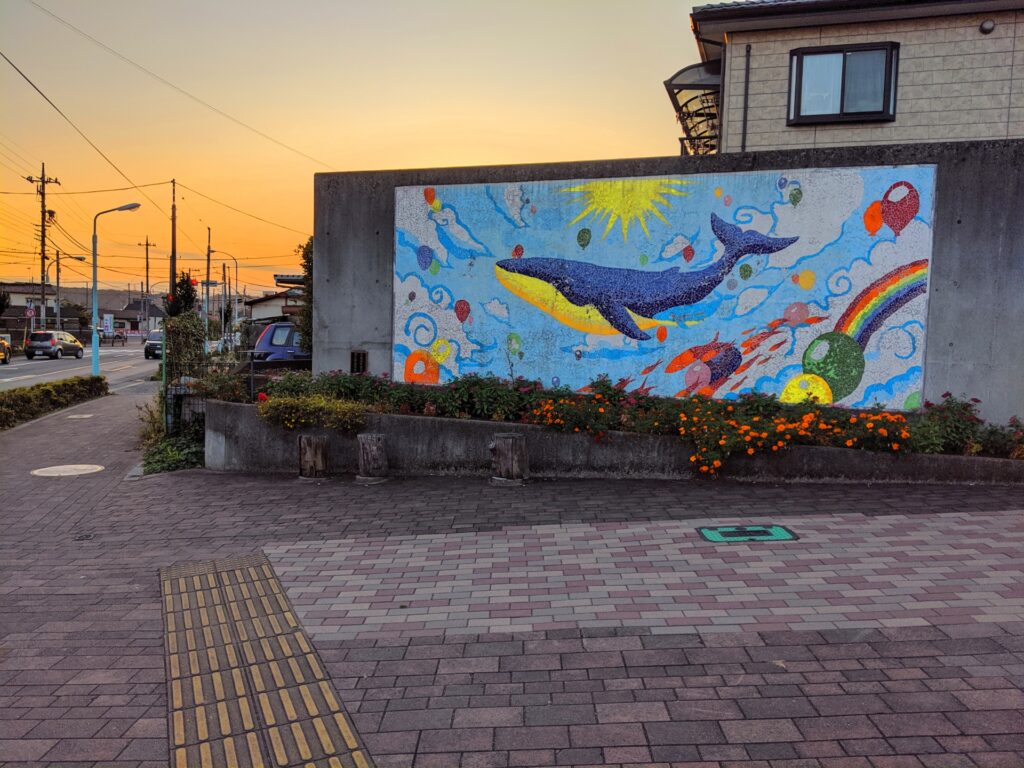 東京都昭島市のくじらのモニュメント