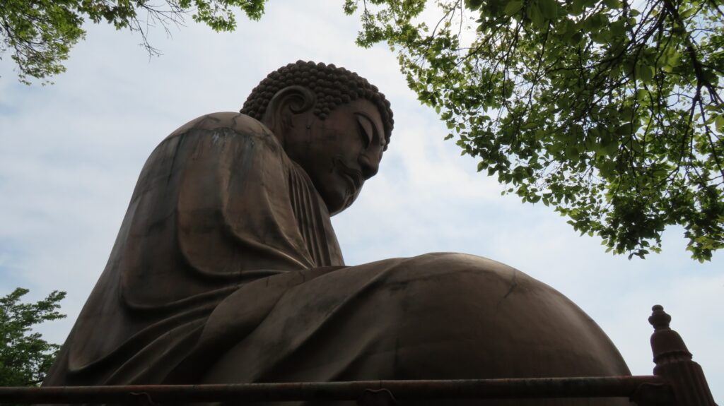愛知県東海市の下から見る大仏