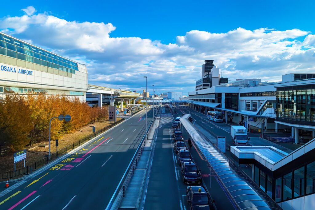 兵庫県伊丹市の紅葉に染まる伊丹空港