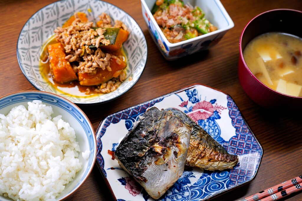 神奈川県横浜市の商店街の食堂での定食