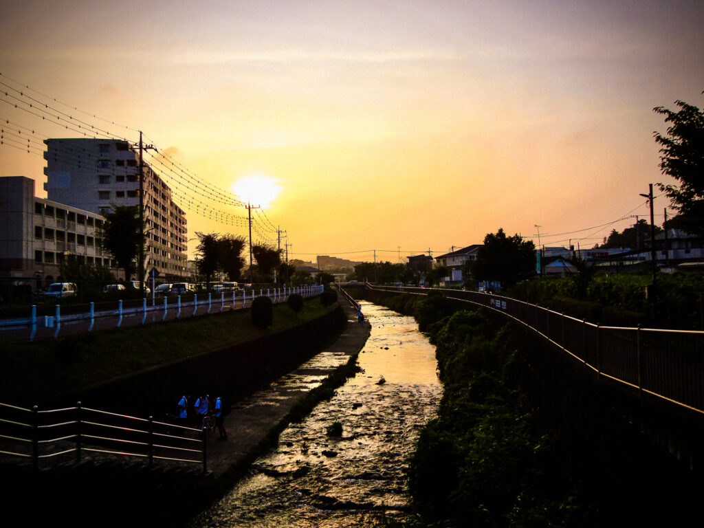神奈川県横浜市青葉区の夕暮れの恩田川