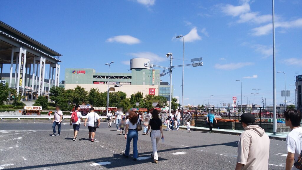 大阪府大阪市西成区の歩く人たち