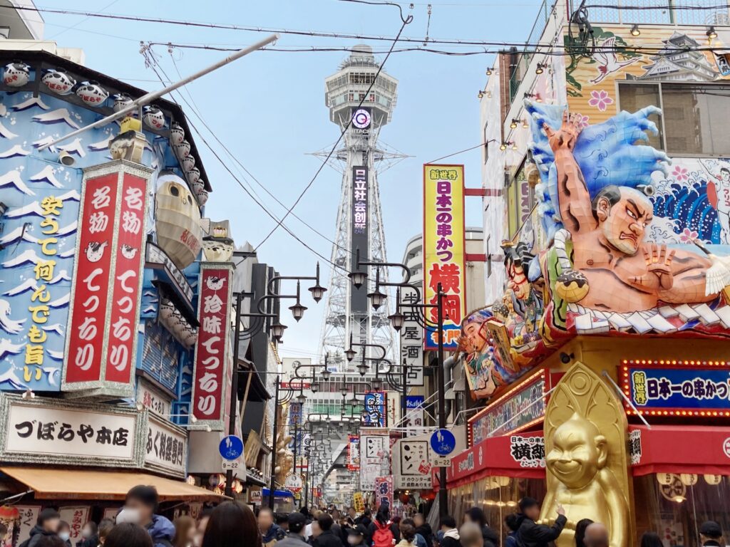 大阪府大阪市西成区の通天閣と通りの人