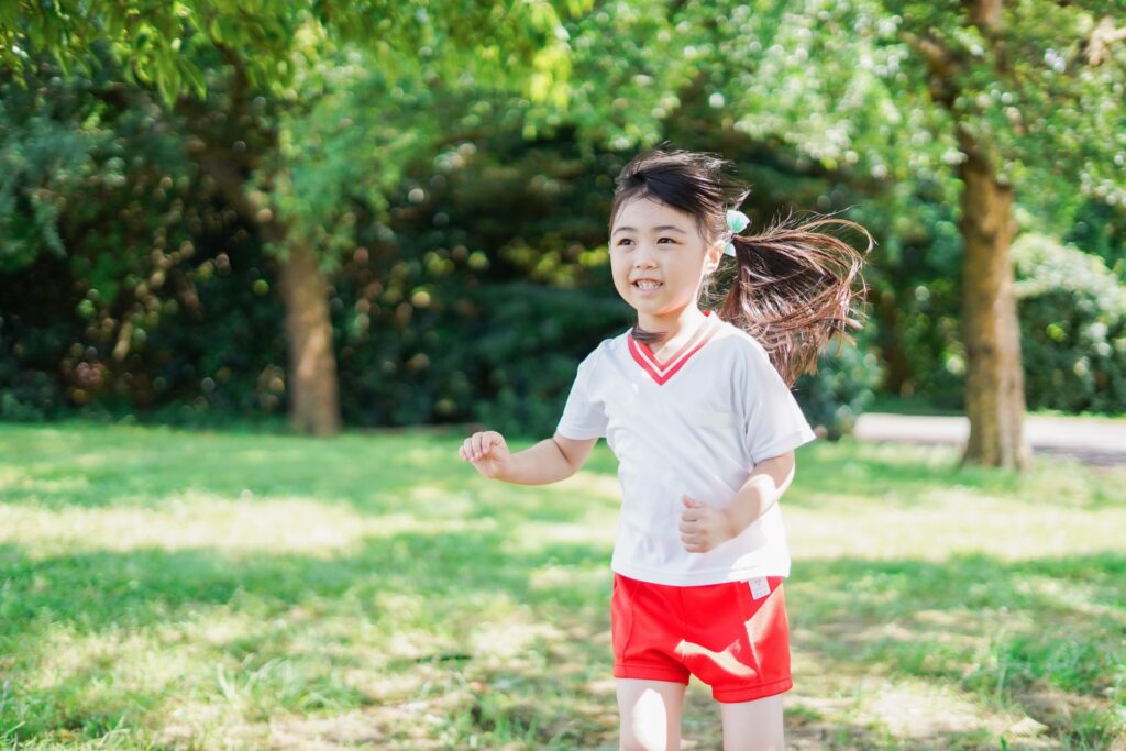 広島県広島市中区のマラソンをする子ども