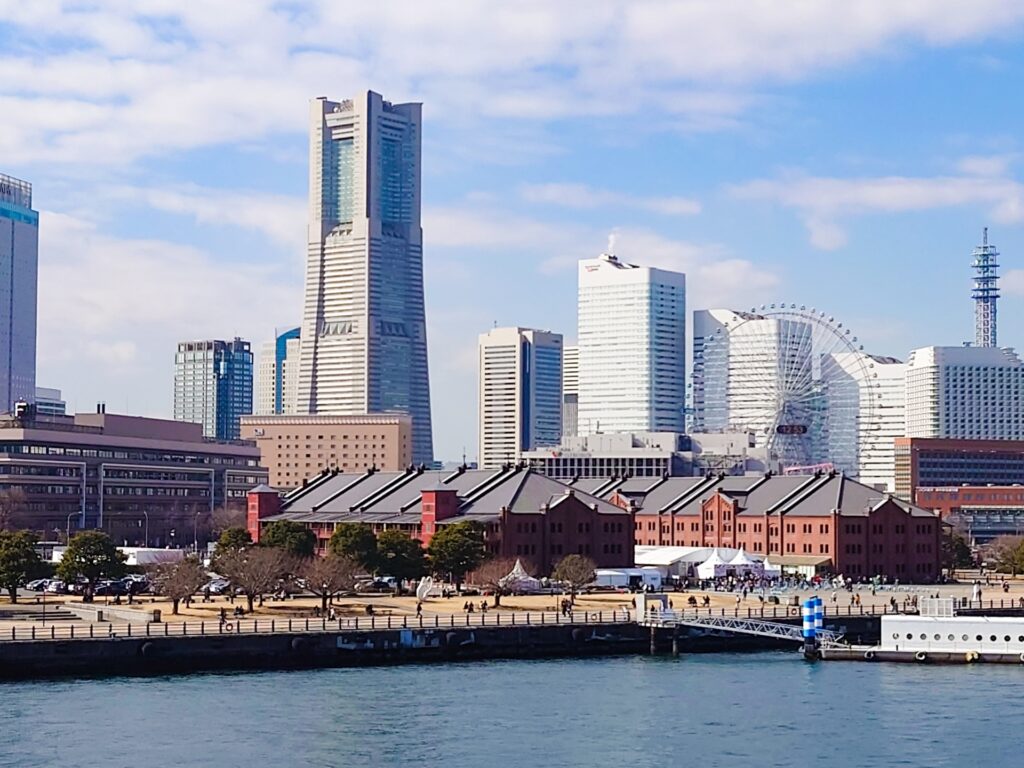 神奈川県横浜市中区の赤レンガ倉庫と横浜湾