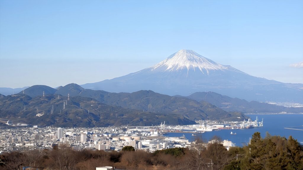 静岡県静岡市清水区の清水港と富士山 静岡県静岡市清水区の清水港と富士山