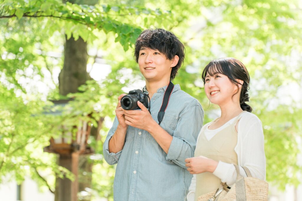 横浜市中区で観光で写真を撮る人