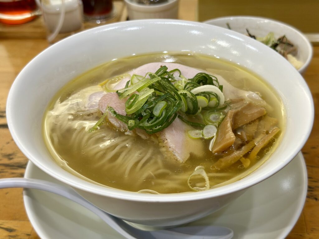 ラーメン鉢に盛られた一杯