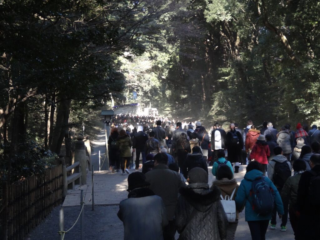 観光客でにぎわう参道の写真
