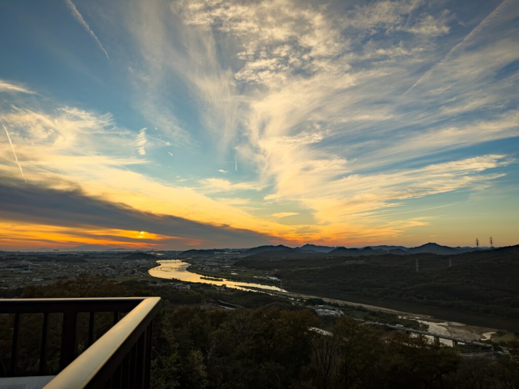 兵庫県加古川市の夕暮れの加古川河川敷