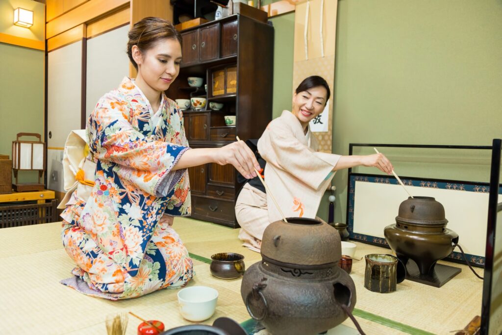 神奈川県横浜市鶴見区の文化体験する女性 神奈川県横浜市鶴見区の文化体験する女性