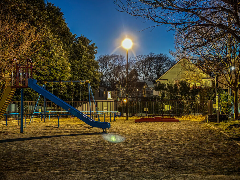 神奈川県横浜市南区の夜の公園