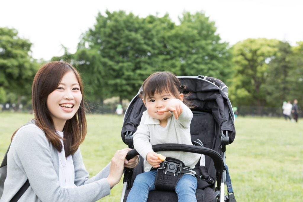 横浜市緑区の公園にいる親子
