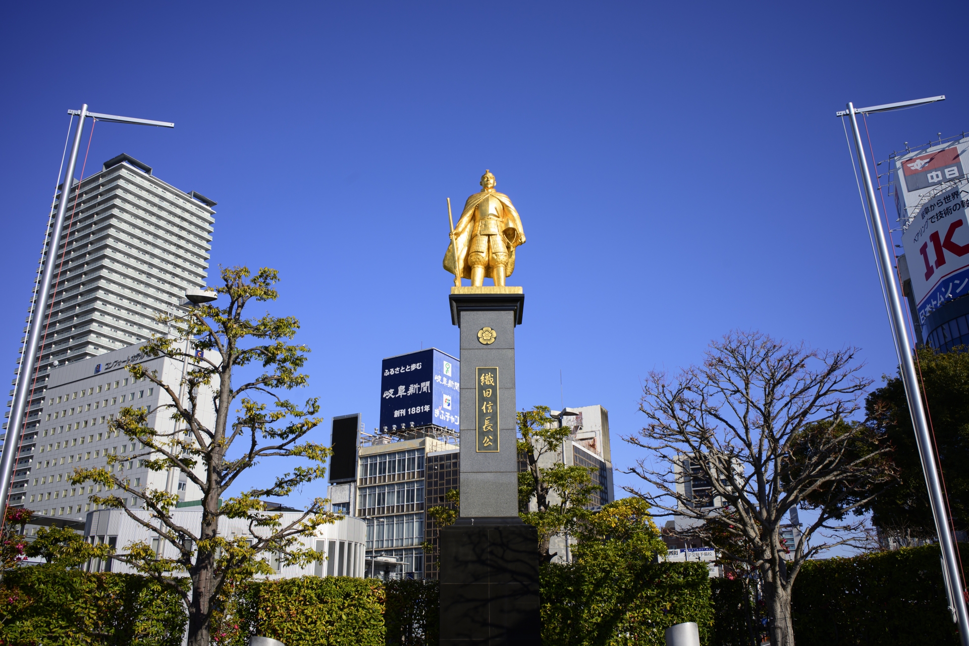 岐阜市の岐阜駅の信長像