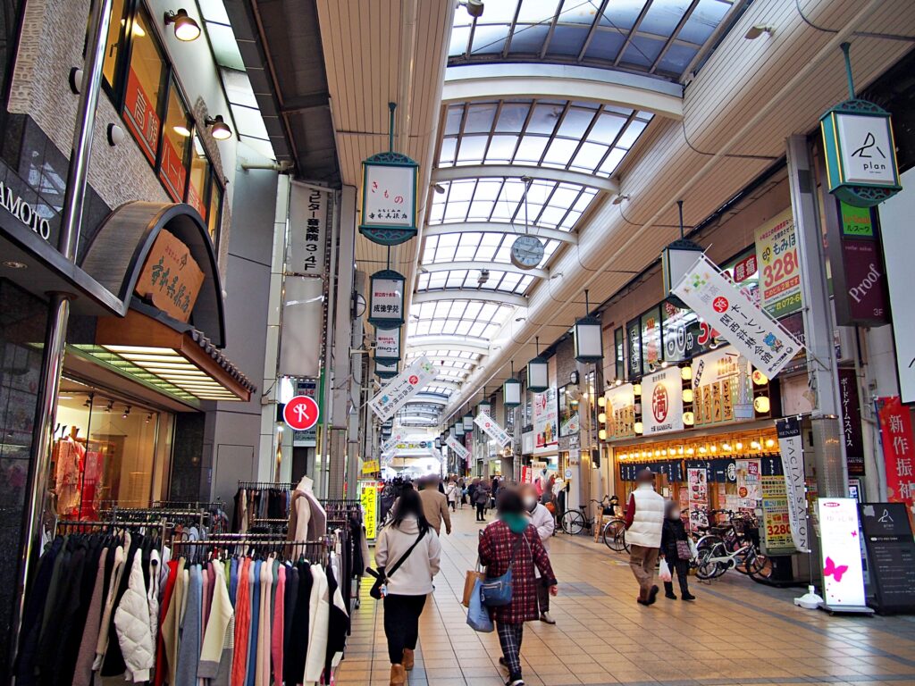 商店街のアーケードとお店
