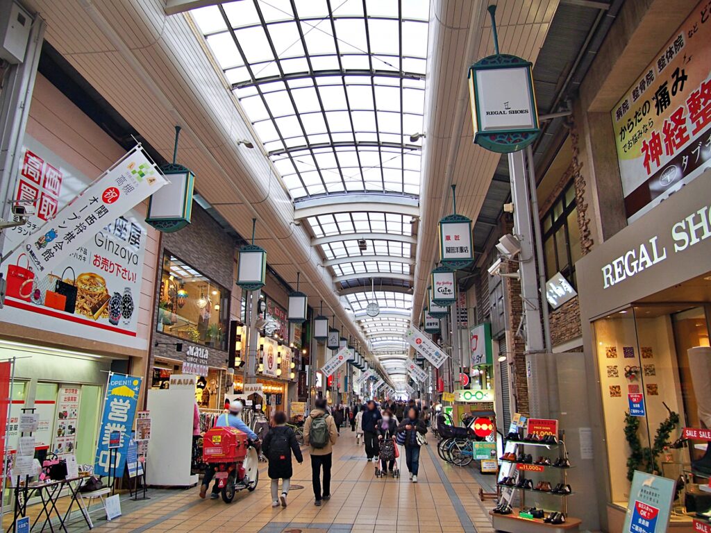 大阪府門真市の商店街を歩く人々