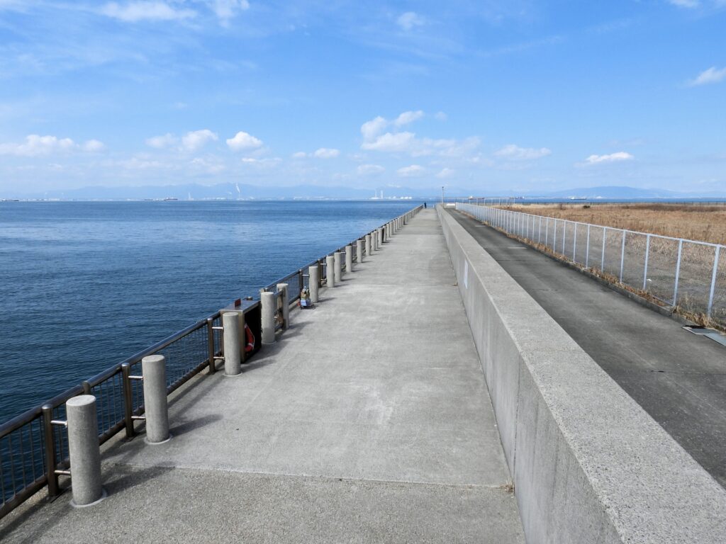 横浜市磯子区の海と桟橋