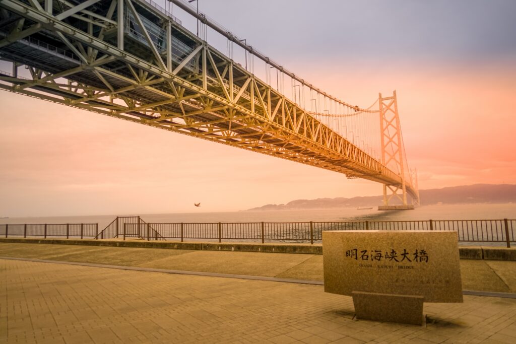 神戸市垂水区の夕日の中の明石海峡大橋 神戸市垂水区の夕日の中の明石海峡大橋