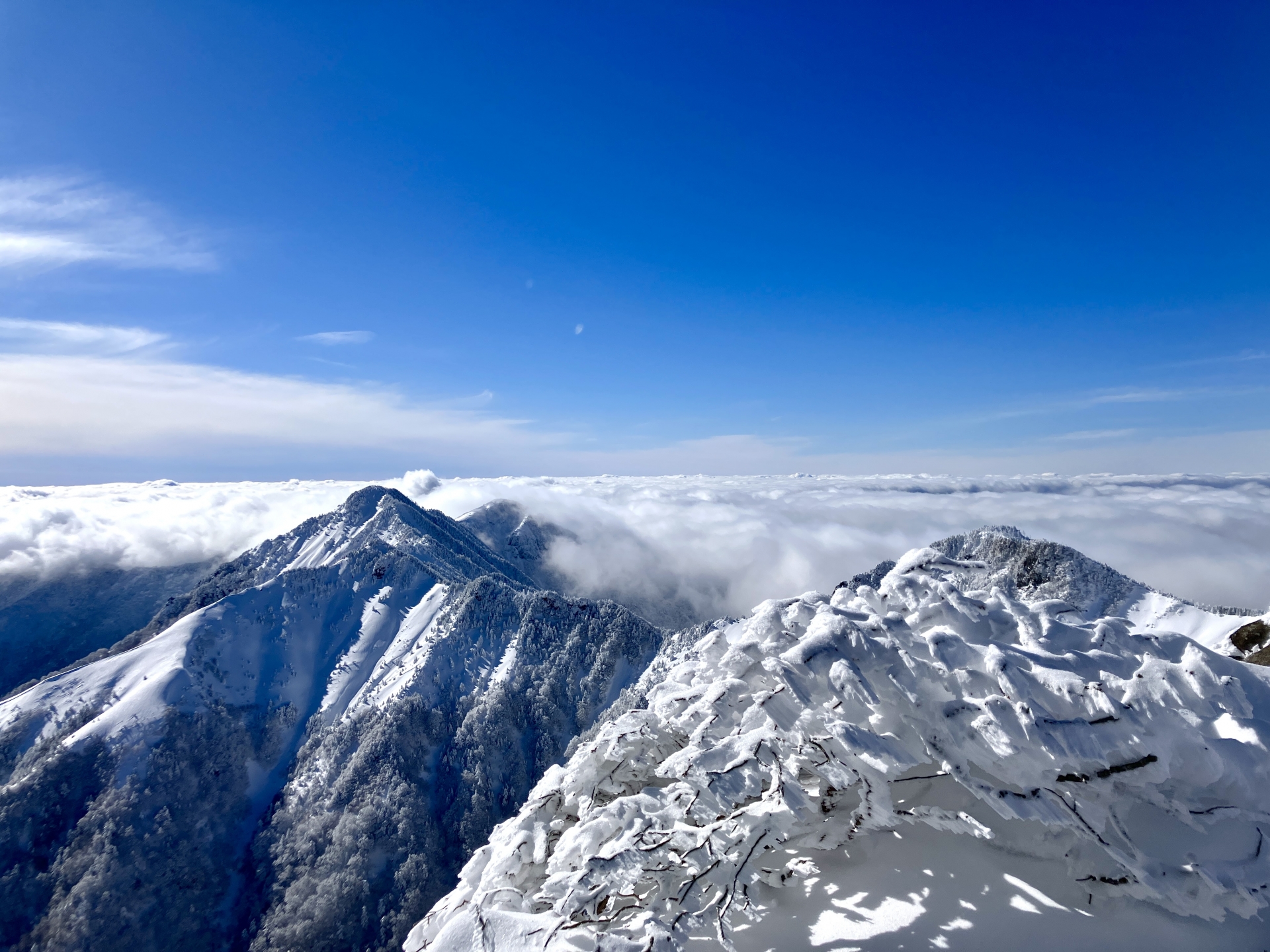 雪化粧した石鎚山の冬景色 西条市の石鎚山