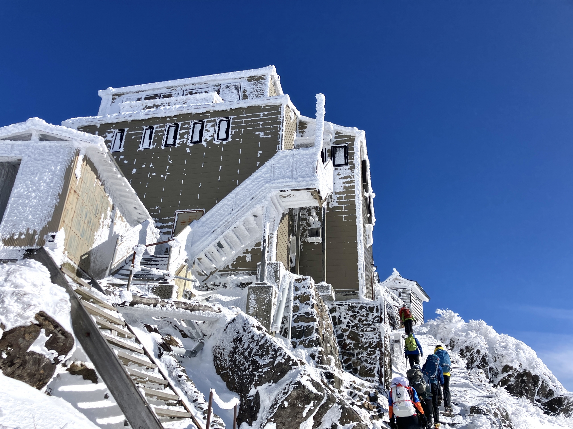 石鎚山山頂で絶景を楽しむ登山者 西条市の石鎚山山頂
