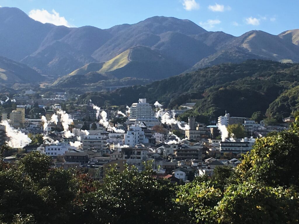 湯けむりと散策する観光客