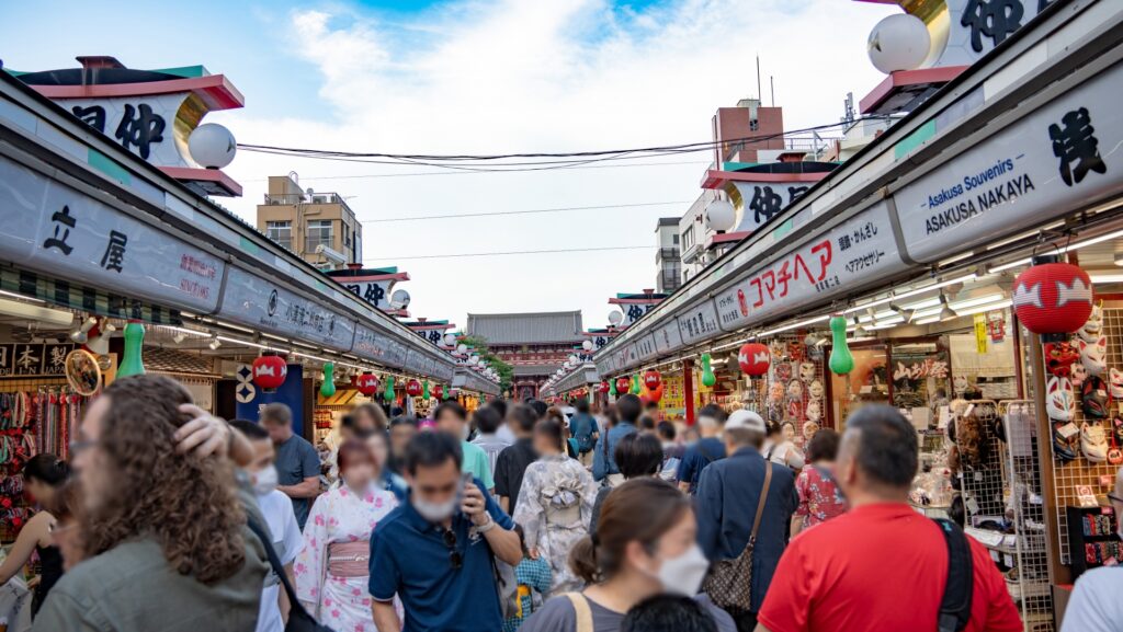 墨田区の仲見世通りを歩く観光客
