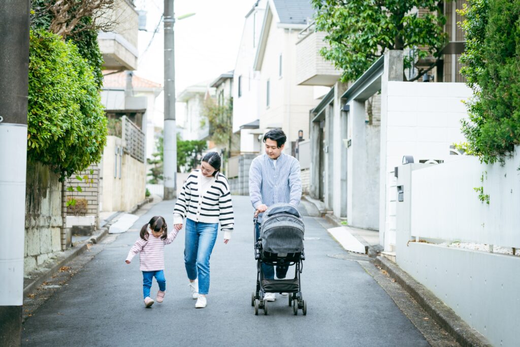 松本市でベビーカーを押す家族