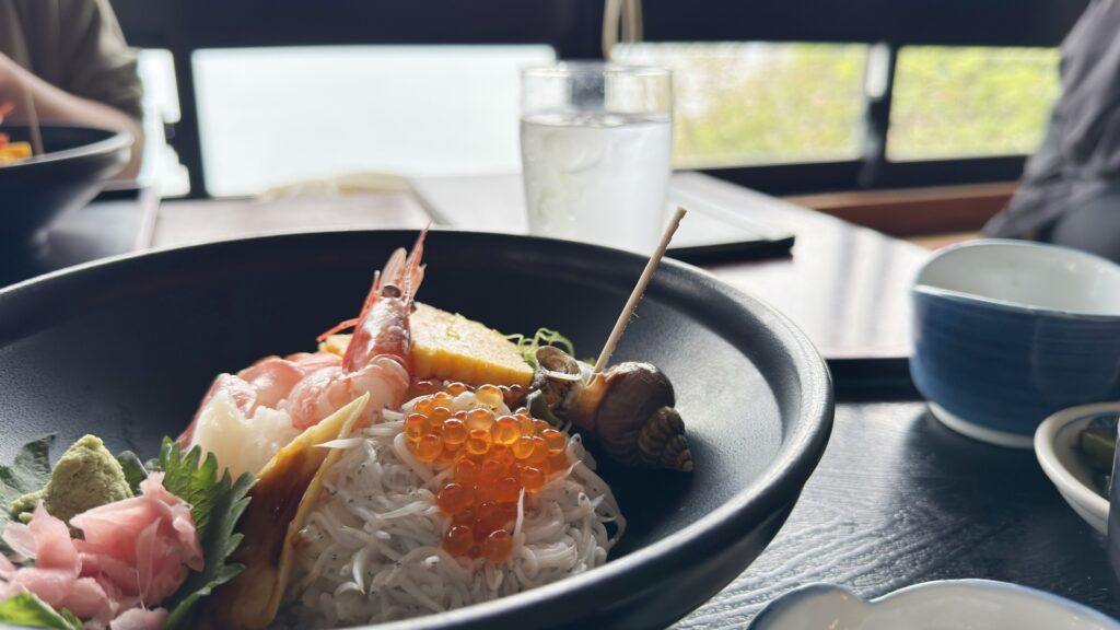 神奈川県横浜市の海鮮料理プレートと海の景色