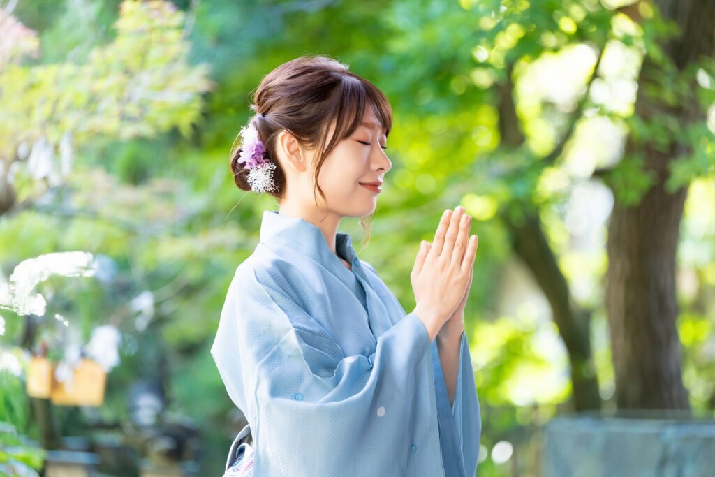 神奈川県大和市の祈る女性